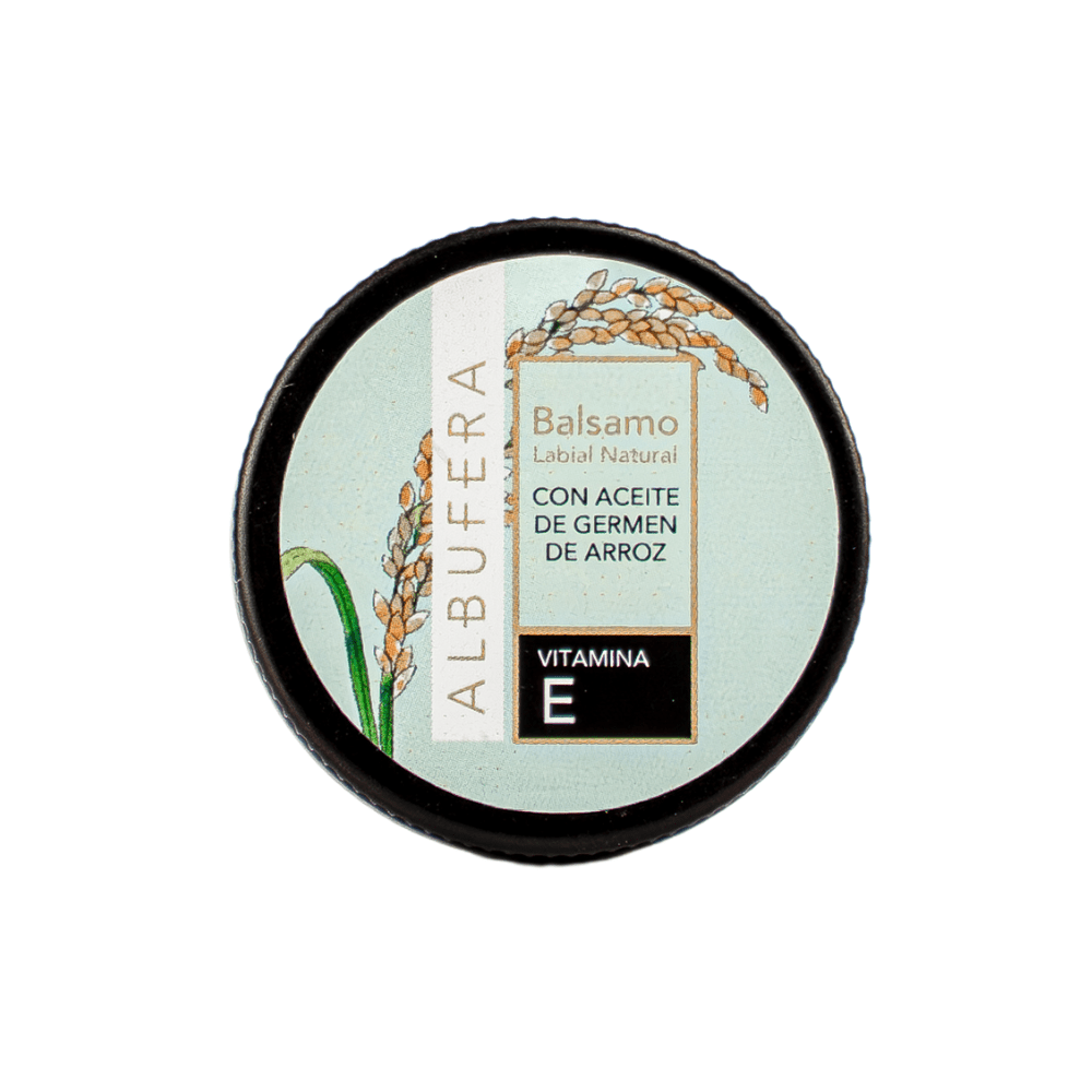 Bálsamo labial natural con cacao y aceite de germen de arroz en su envase sobre un fondo blanco