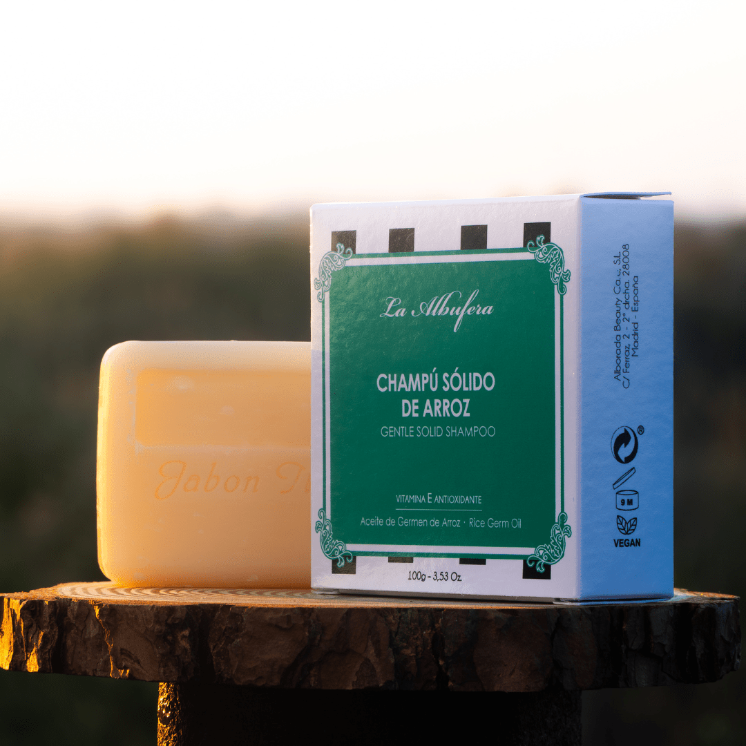 La pastilla de champú sólido junto a su caja frente al Parque Natural de La Albufera de Valencia