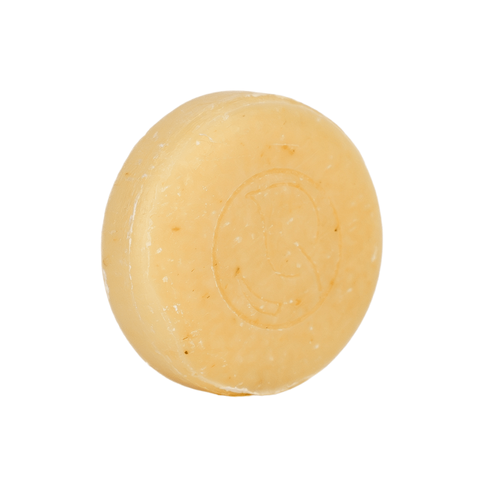 pastilla de jabón sólido facial sobre un fondo blanco