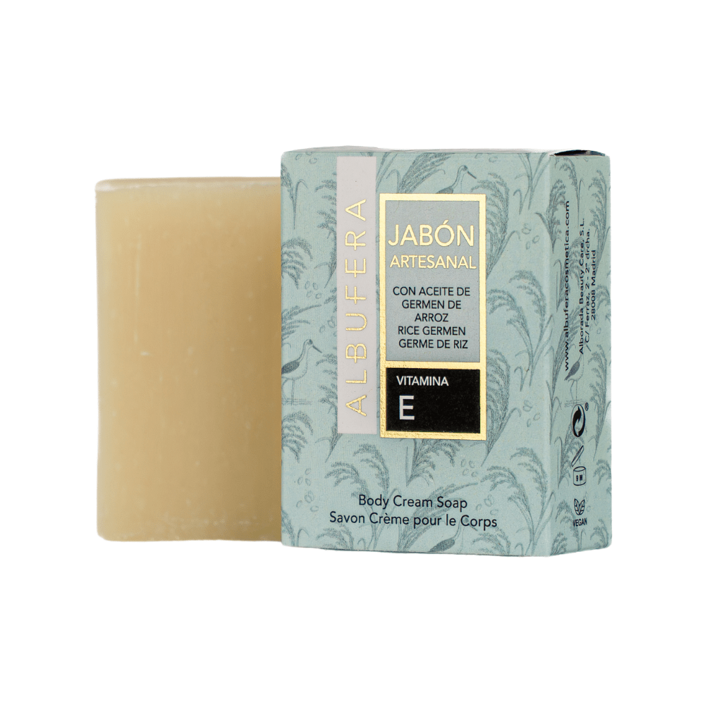 Jabón artesanal con aceite de germen de arroz junto a su caja sobre un fondo blanco