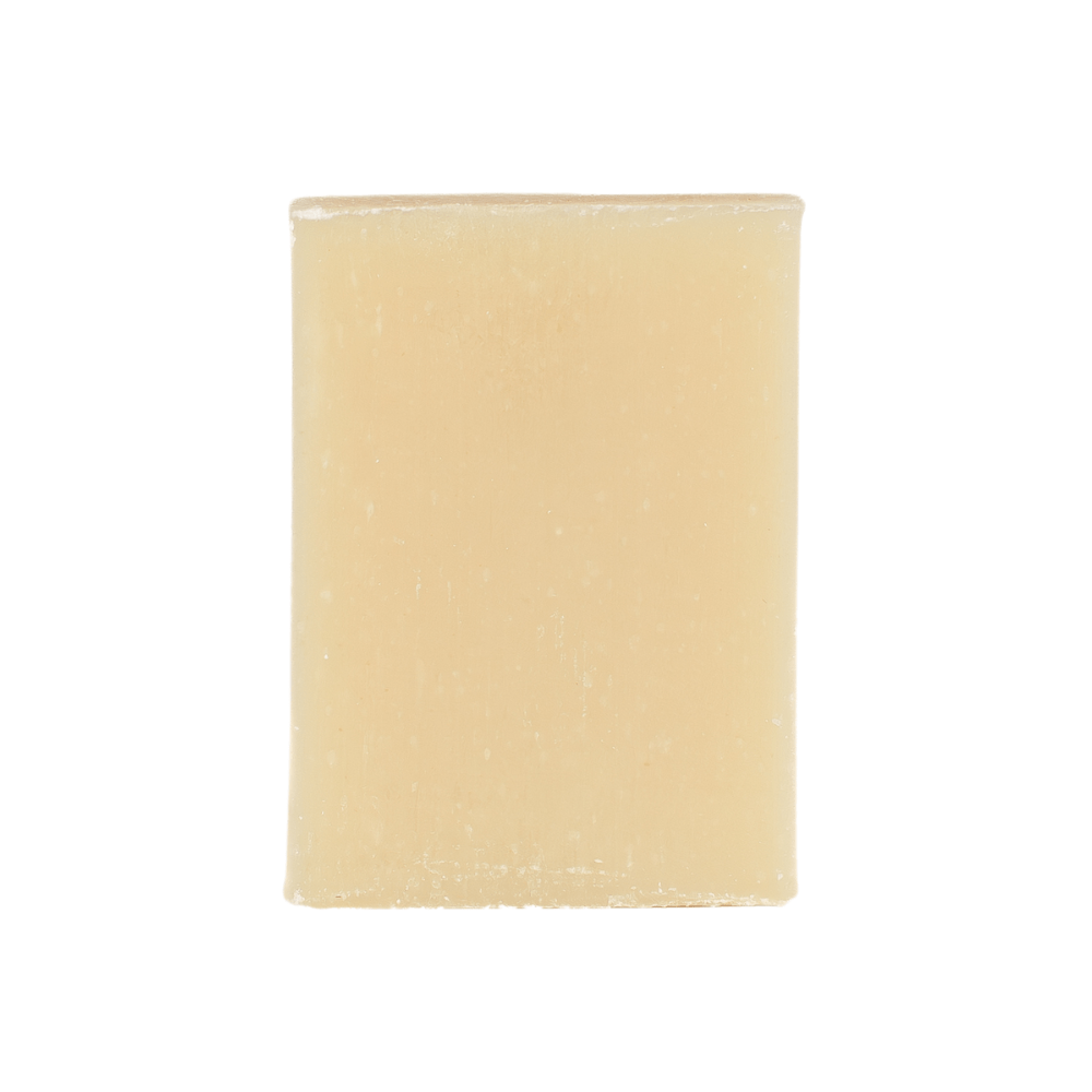 Pastilla de jabón artesanal con aceite de germen de arroz sobre un fondo blanco